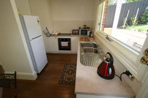 Annies Garden Cottage - Sunshine Coast Guide 2