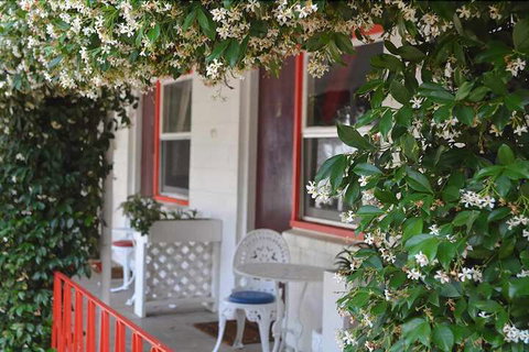 Tall Trees Motel - Sunshine Coast Guide 1