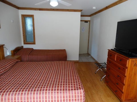 Brooklyn Motel - Sunshine Coast Guide 1