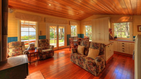 Island View Spa Cottage - Sunshine Coast Guide 1