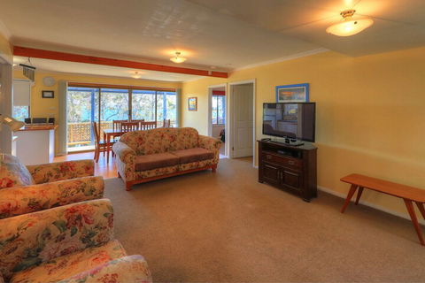 Sommers Bay Beach House - Sunshine Coast Guide 3