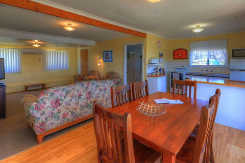 Sommers Bay Beach House - Sunshine Coast Guide 6