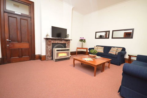 The Hallows Accommodation - Sunshine Coast Guide 6