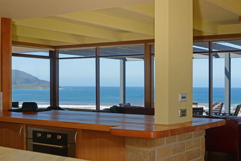 Cloudy Bay Villa - Sunshine Coast Guide 1