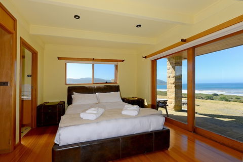 Cloudy Bay Villa - Sunshine Coast Guide 3