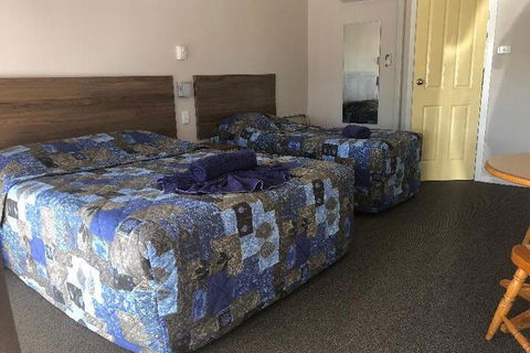 Colonial Palms Motel - Sunshine Coast Guide 2