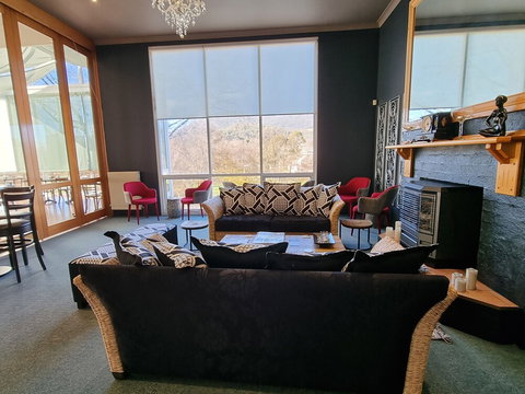 Tumbarumba Motel & Elms Restaurant - Sunshine Coast Guide 1