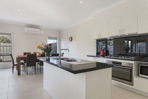 Bradford Place Melbourne - Sunshine Coast Guide 1