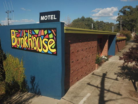 Bunkhouse Motel - Sunshine Coast Guide 4