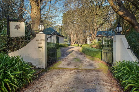 Moulton Park Homestead - Sunshine Coast Guide 0