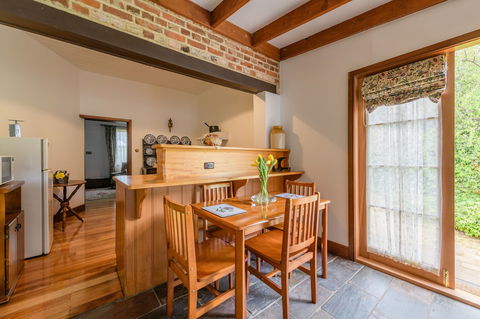 Bridge Cottage - Sunshine Coast Guide 3