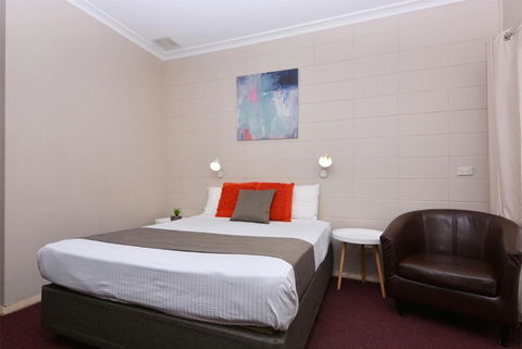 Motel Poinsettia - Sunshine Coast Guide 2
