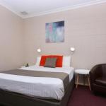 Motel Poinsettia - Sunshine Coast Guide 0