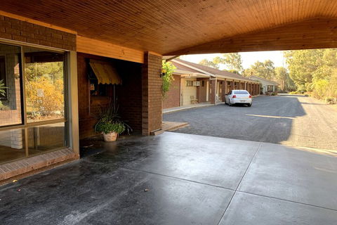 Kingswood Motel - Sunshine Coast Guide 3