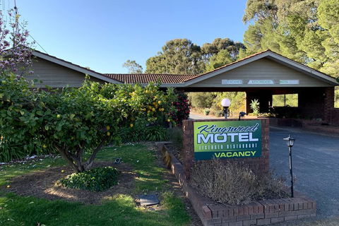 Kingswood Motel - Sunshine Coast Guide 1