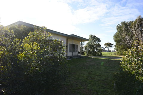 Sea Lake Motel - Sunshine Coast Guide 2