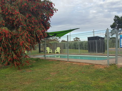 Sea Lake Motel - Sunshine Coast Guide 0