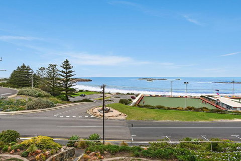 The Dolphins Beachfront Apartments - Sunshine Coast Guide 6