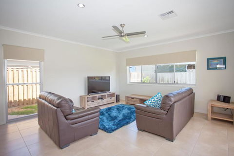 Petrie Beach Holiday Home - Sunshine Coast Guide 1