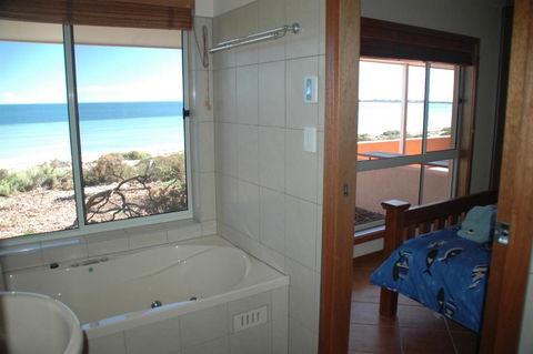 Ceduna Shelly Beach Caravan Park - Sunshine Coast Guide 2