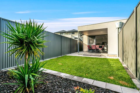 Ella House Adelaide - Sunshine Coast Guide 1