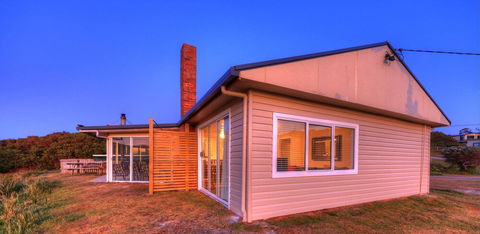 Arthur River Spa Cottage - Sunshine Coast Guide 6