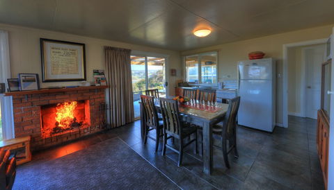 Arthur River Spa Cottage - Sunshine Coast Guide 1