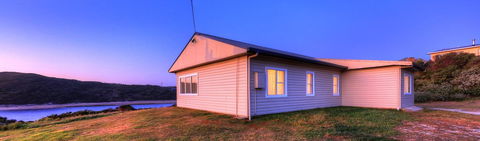 Arthur River Spa Cottage - Sunshine Coast Guide 0