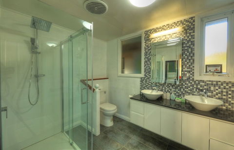 Arthur River Spa Cottage - Sunshine Coast Guide 2