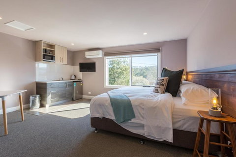 The Old Mechanics - Sunshine Coast Guide 1