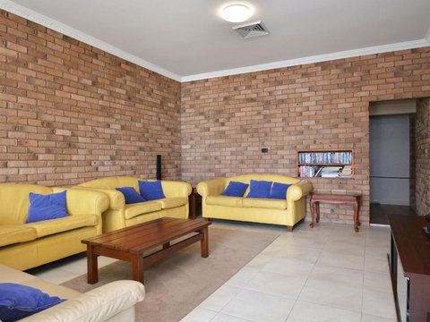 The House On The Lake At Fishing Point Lake Macquarie Honestly Put The Line In & Catch Fish - Sunshine Coast Guide 1