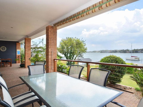 The House On The Lake At Fishing Point Lake Macquarie Honestly Put The Line In & Catch Fish - Sunshine Coast Guide 4