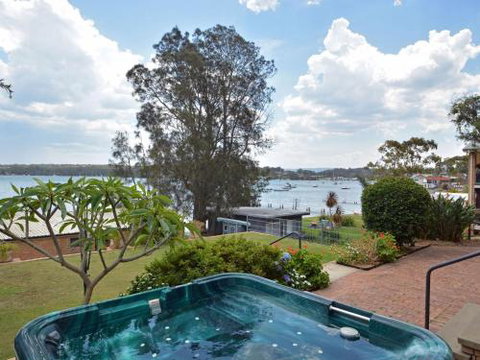 The House On The Lake At Fishing Point Lake Macquarie Honestly Put The Line In & Catch Fish - Sunshine Coast Guide 2