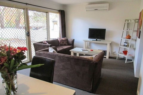 Angaston Mews Apartments - Sunshine Coast Guide 4