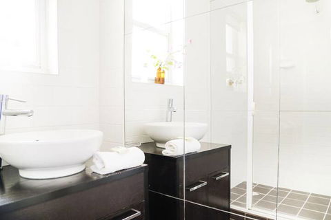 Angaston Mews Apartments - Sunshine Coast Guide 5