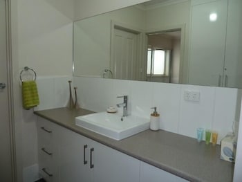 Hart Street Apartment - Sunshine Coast Guide 0