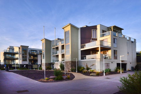 Phillip Island Towers - Sunshine Coast Guide 4