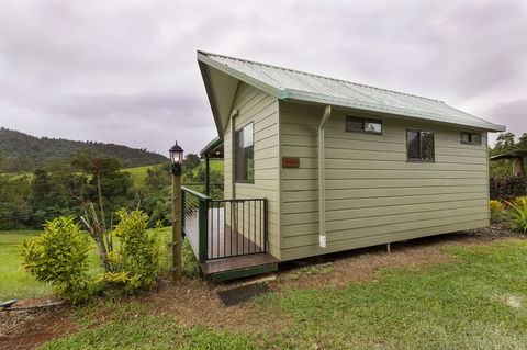Mena Creek Flower House - Sunshine Coast Guide 0