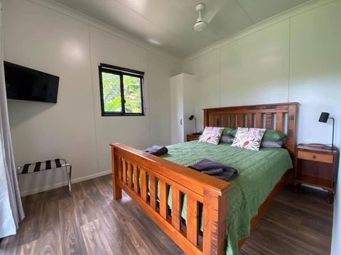 Mena Creek Flower House - Sunshine Coast Guide 3