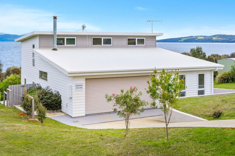 Manfield Seaside Bruny Island - Sunshine Coast Guide 0