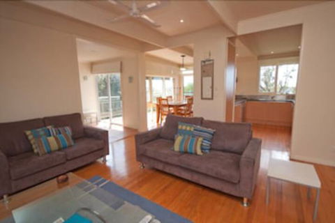 Nakarra - Sunshine Coast Guide 0