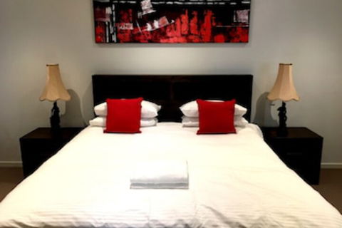 Deluxe Lake View House - Sunshine Coast Guide 0