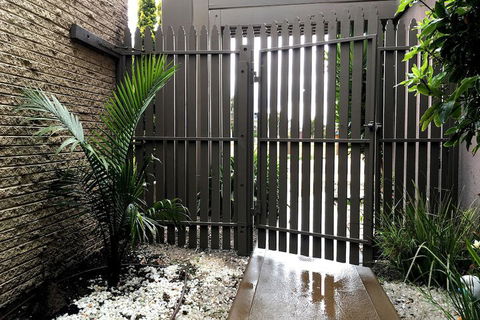 Deluxe Lake View House - Sunshine Coast Guide 2