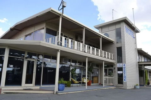Best Westlander Motor Inn - Sunshine Coast Guide 0