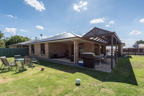 Barossa Family Holiday Home - Sunshine Coast Guide 2
