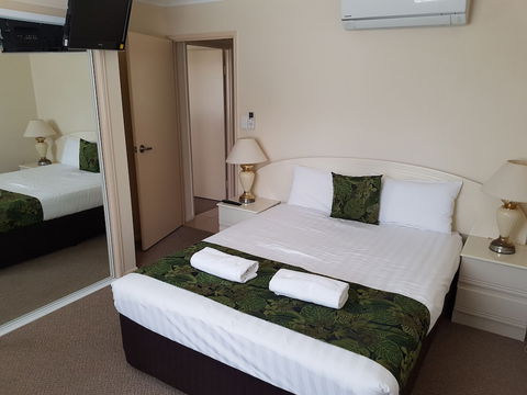 The Palms Motel - Sunshine Coast Guide 2