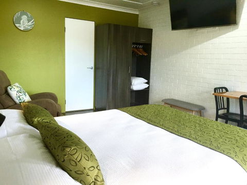 Gin Gin Village Motor Inn Motel - Sunshine Coast Guide 2