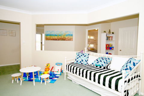 Anaheim Entertainer Deluxe - Sunshine Coast Guide 1