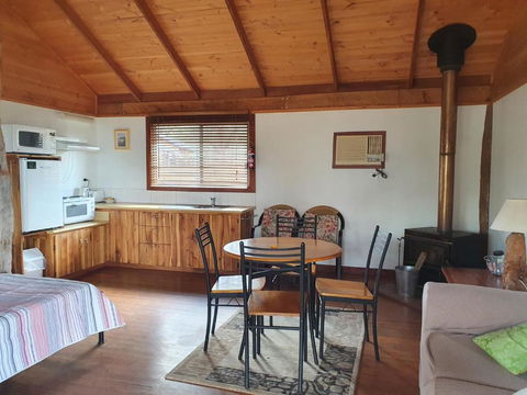 Gaddleen Grove Cottages - Sunshine Coast Guide 1