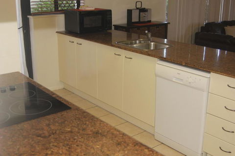 The Apartments Kings Beach Surfside - Sunshine Coast Guide 2